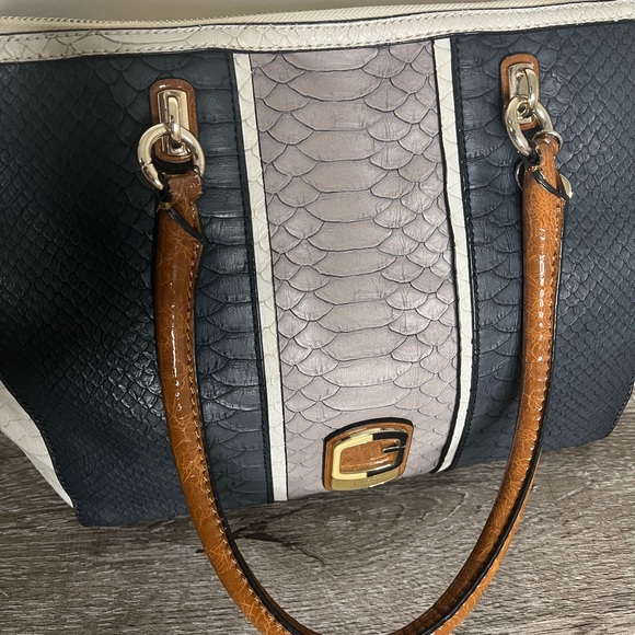 GUESS Satchel Handbag - Picture 5 of 11